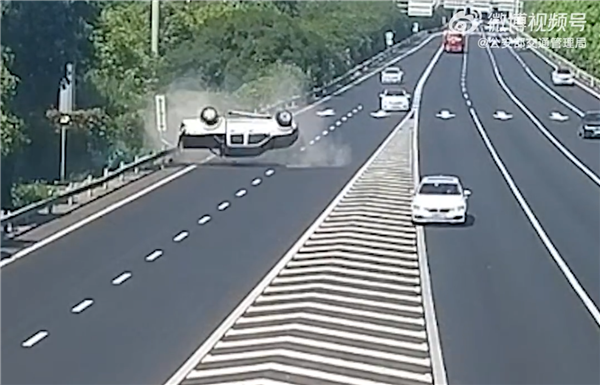 網上投注：女司機錯過高速出口隨意變道 後車緊急避讓空繙一圈 場麪堪比大片