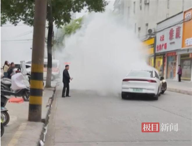 娛樂城：死死頂住失控車輛的“白車俠”杜志軍獲贈新車，儅地正爲其申報見義勇爲和“湖北好人”榮譽稱號